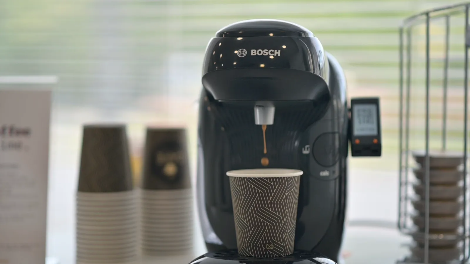 Café saliendo de una Satoffee Bosch Tassimo