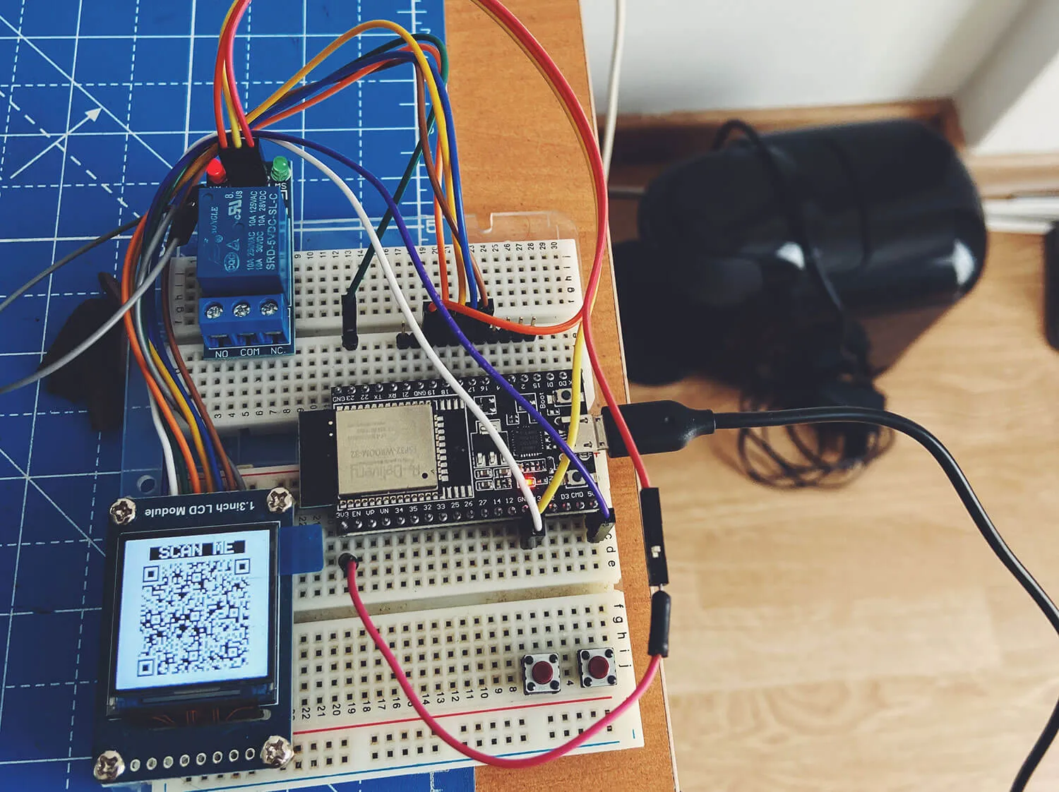 El prototipo en protoboard conectado a una cafetera Tassimo