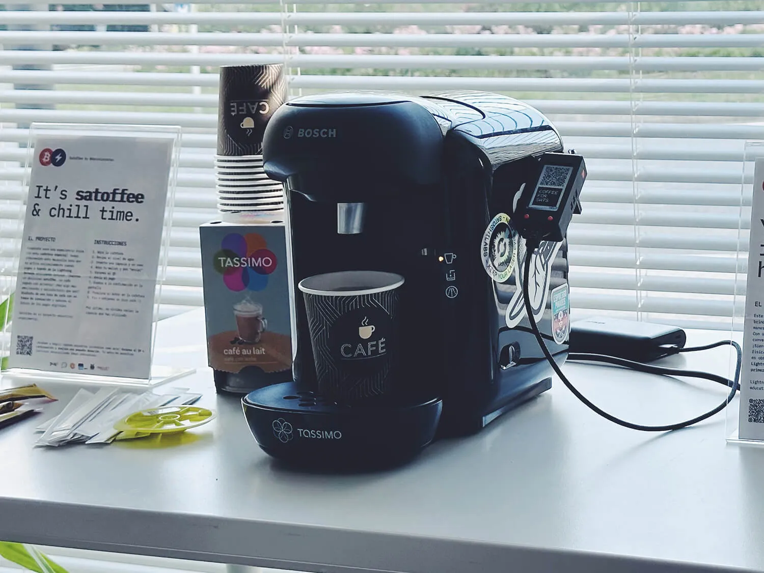 Una Satoffee sirviendo café en un meetup de Bitcoin