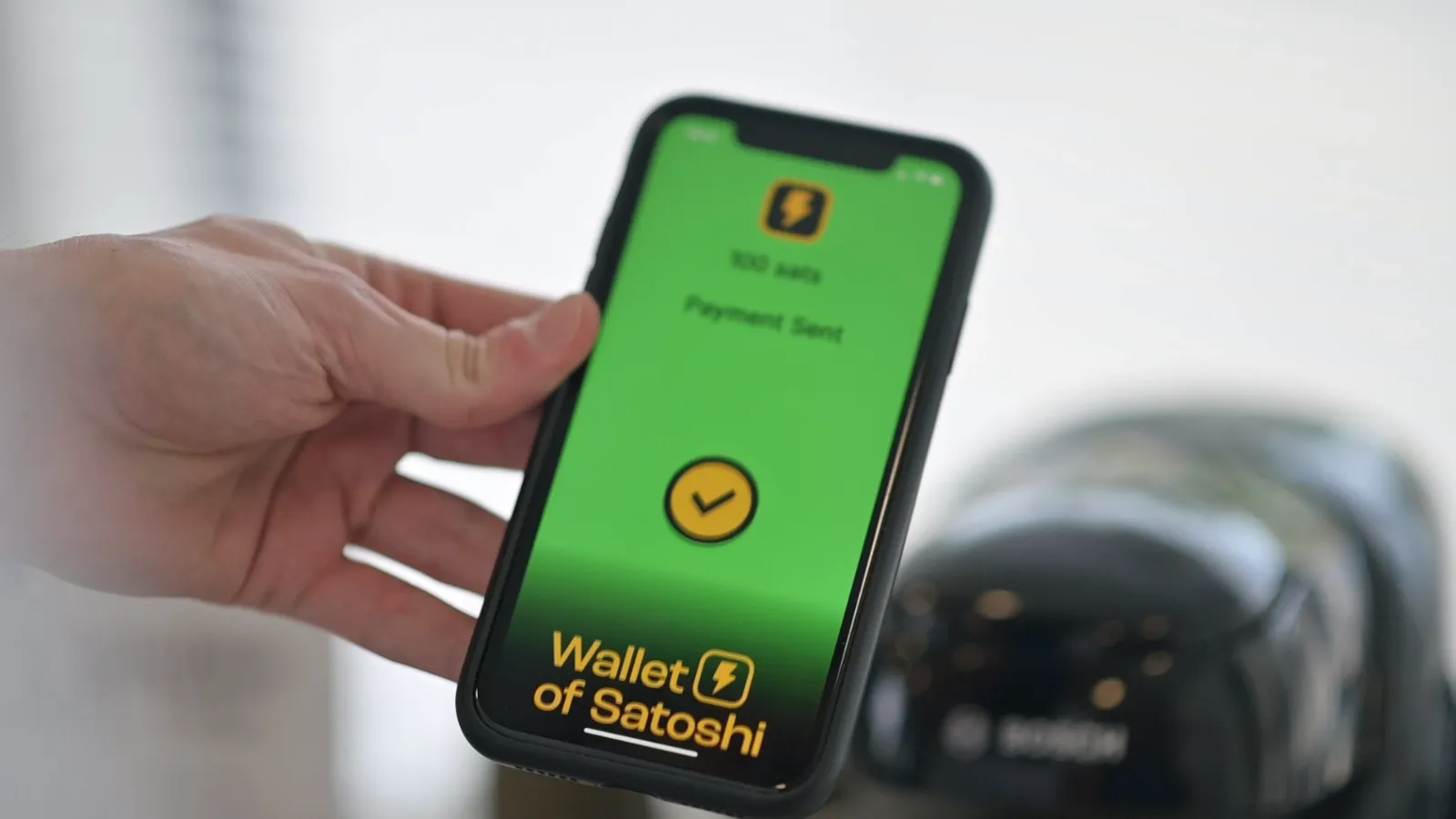 Pagando un café con una cartera Lightning en el móvil